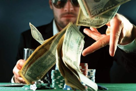 Menempatkan taruhan di poker dengan uang sungguhan.