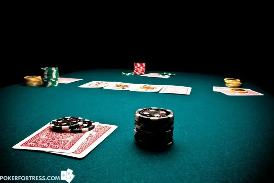Mengapa baik untuk menutup (meletakkan chip poker) di tangan Anda (kartu).